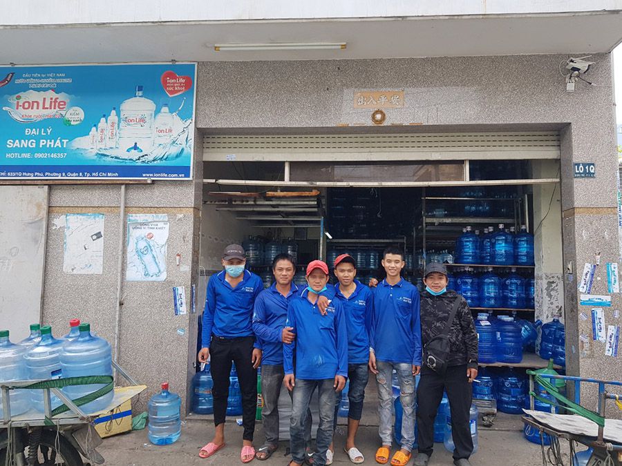 Đội giao nước nhanh tại quận Tân Bình